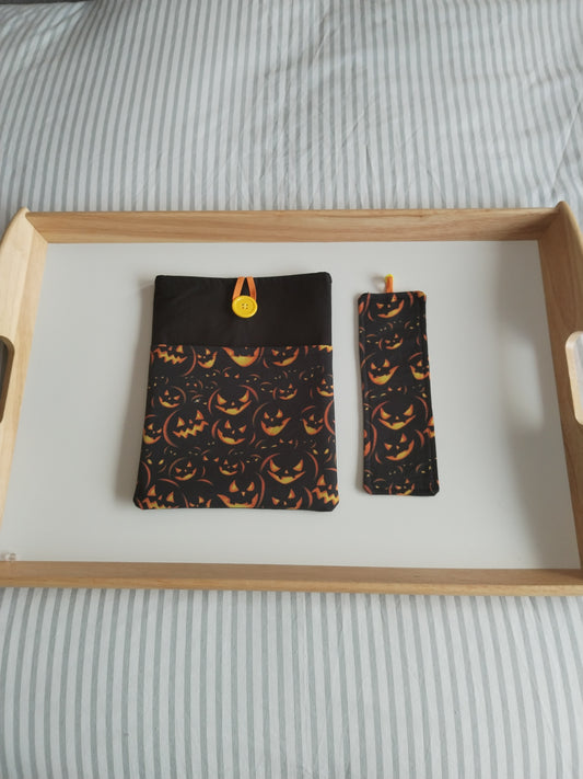 Black Pumpkin Book Sleeve and Material Bookmark Pack (FR)