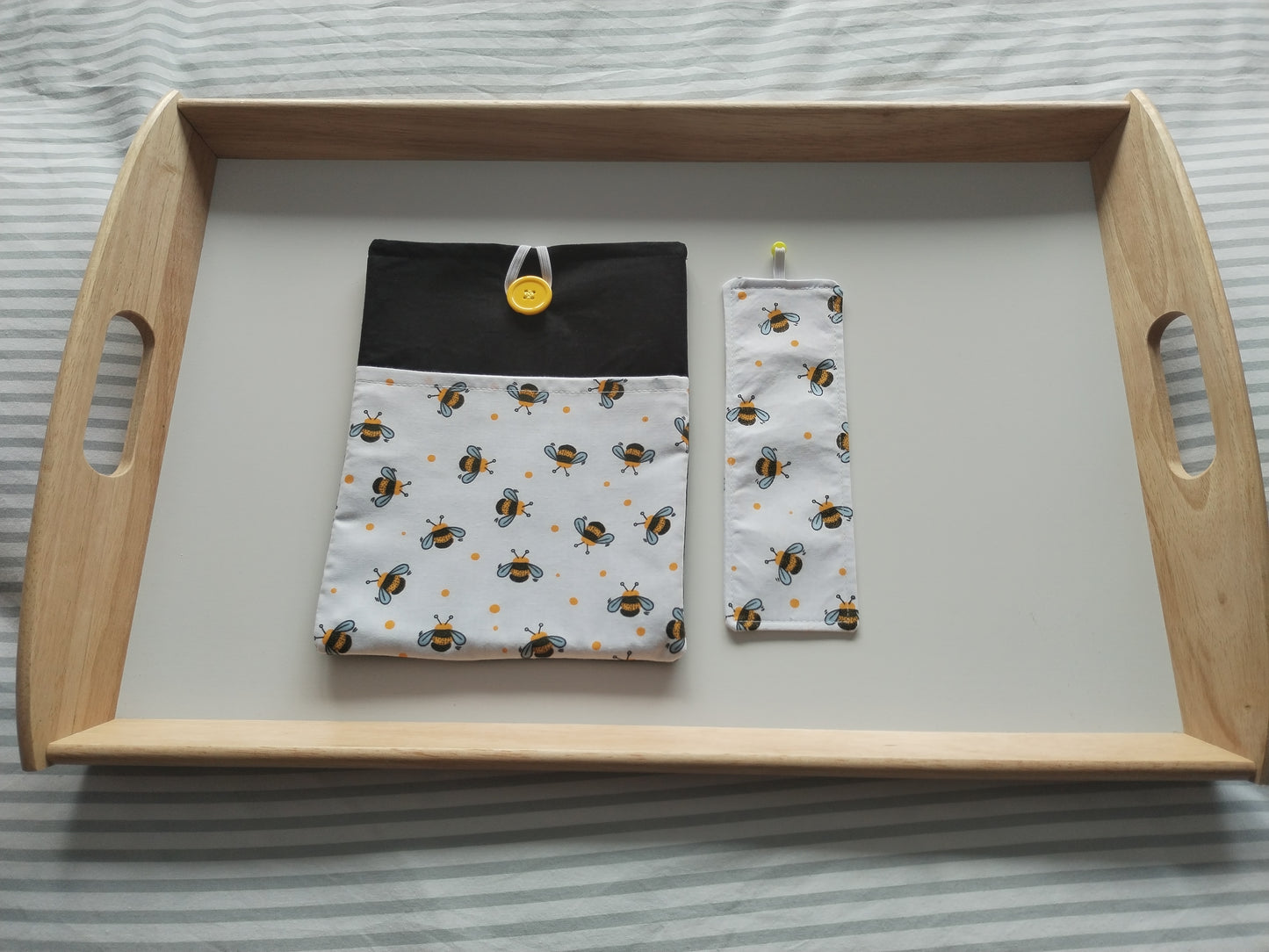 Bee Book Sleeve and Material Bookmark Pack (AR)