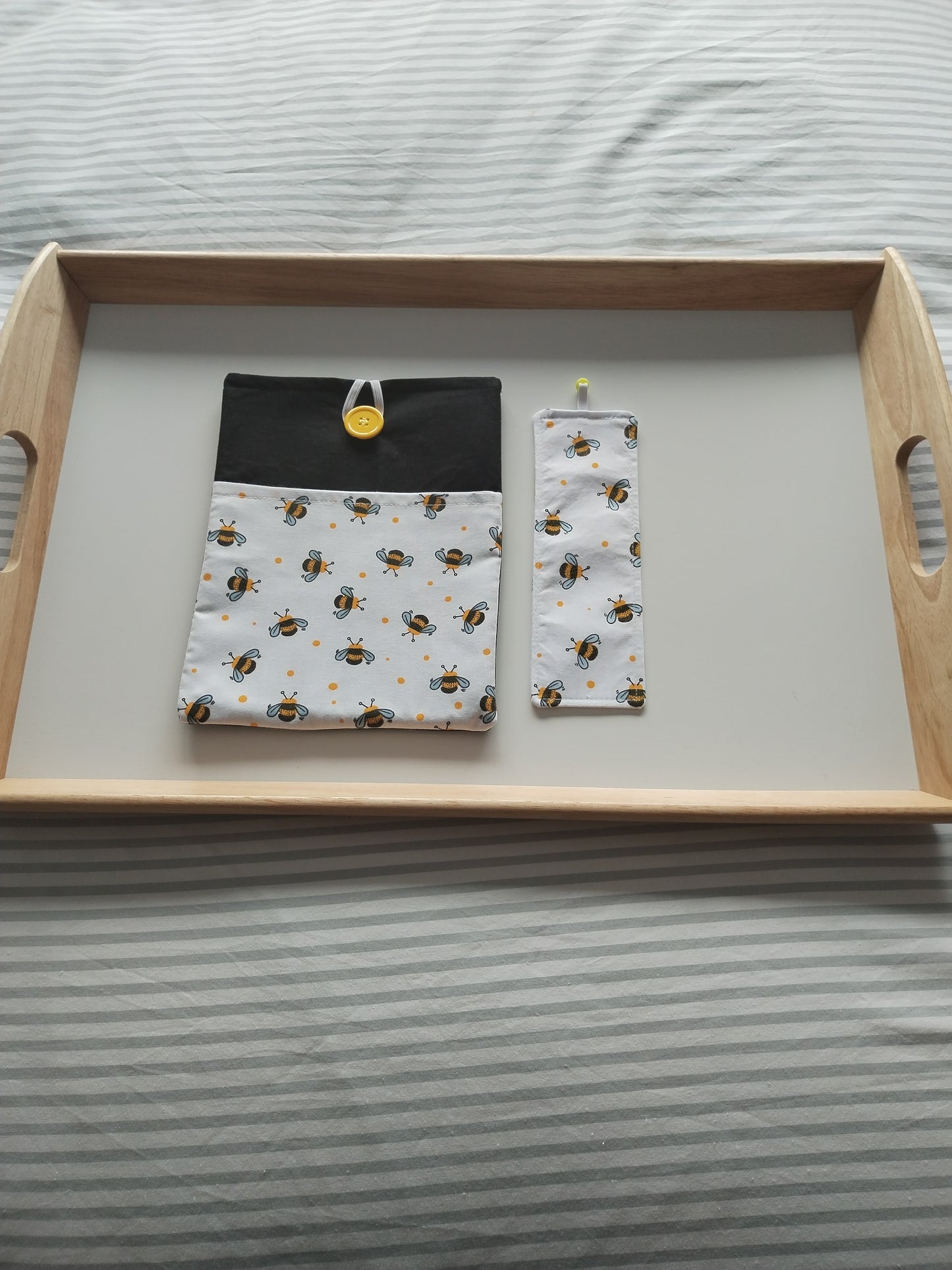 Bee Book Sleeve and Material Bookmark Pack (AR)